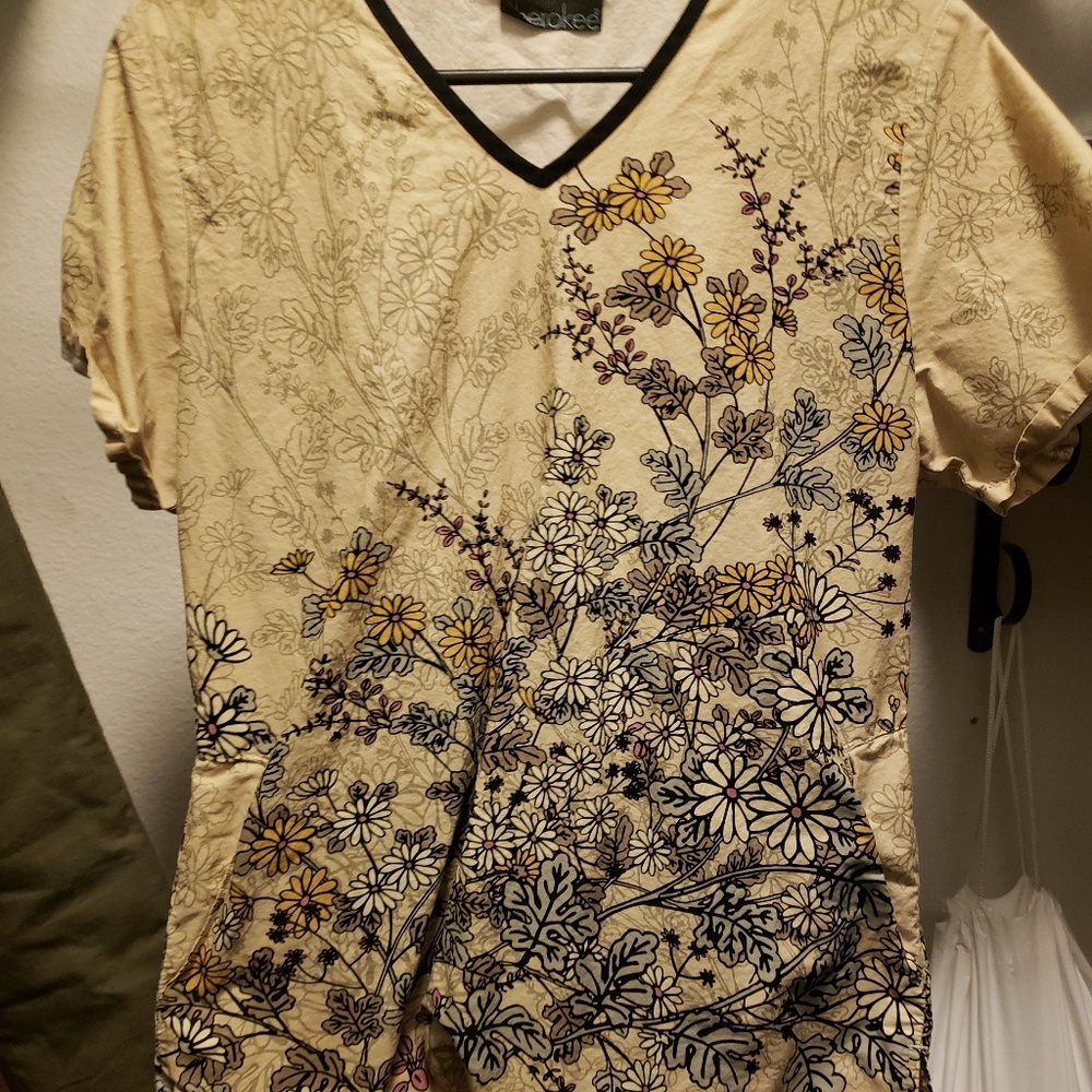Floral print scrub top